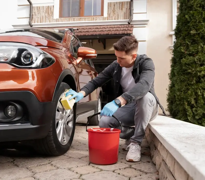Lavage auto à domicile Trouville-sur-Mer : professionnel intervenant sur un véhicule